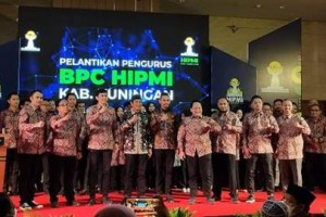 Pengurus BPC HIPMI Kuningan 2022-2025 berfoto bersam usai dilantik.